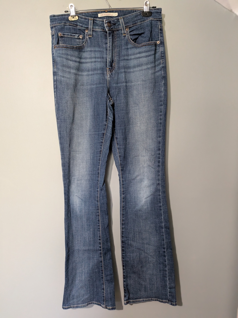 Levi's 725 High Rise Boot cut Women's Medium Wash Jeans